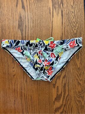 Men’s ST33LE Printed Micro Low-Cut Swim Brief in Floral (L/33-34)